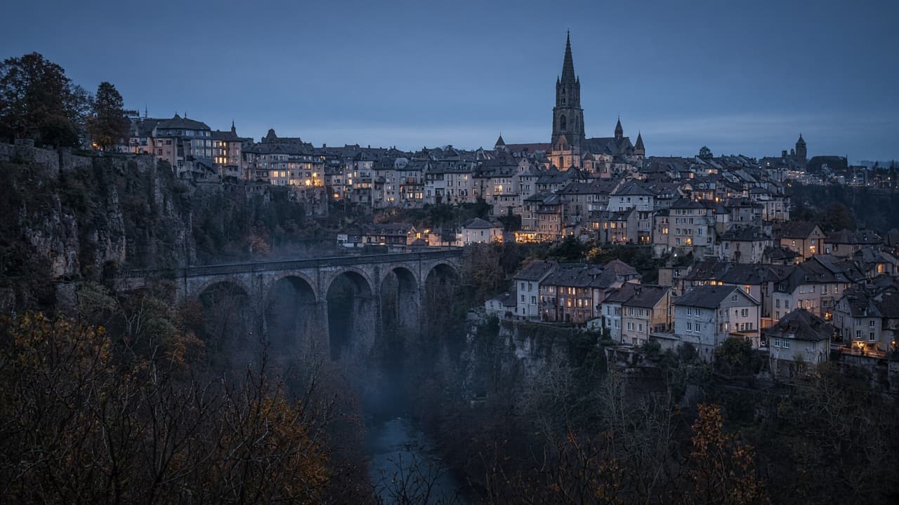 Vieille ville de Fribourg et pont sur la Sarine, fin d’automne.